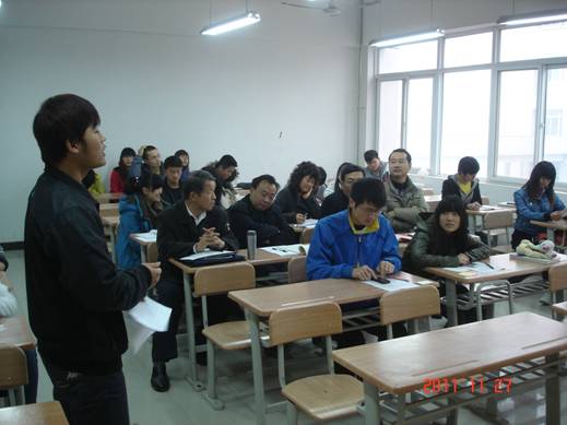正方一辨靳拥胜同学陈述观点。